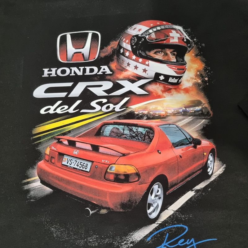 Grande plano de estampagem DTF a cores numa t-shirt preta, com ilustração de um automóvel Honda CRX del Sol