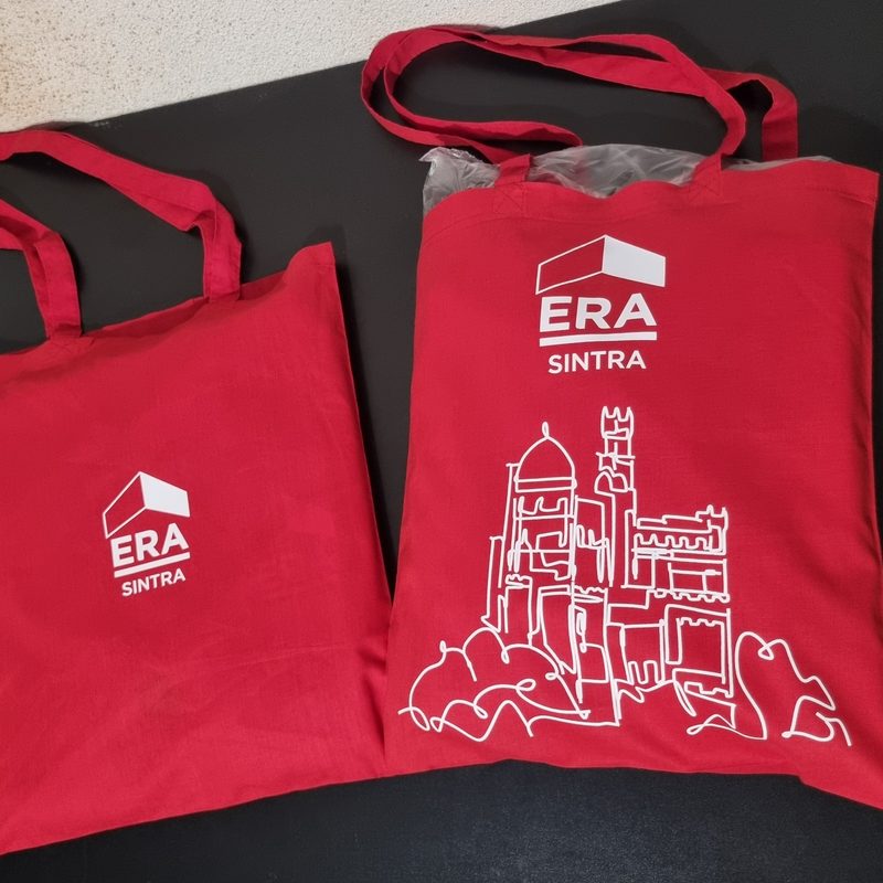 Sacos de pano vermelhos personalizados para a ERA Sintra, com o logótipo e o Palácio da Pena