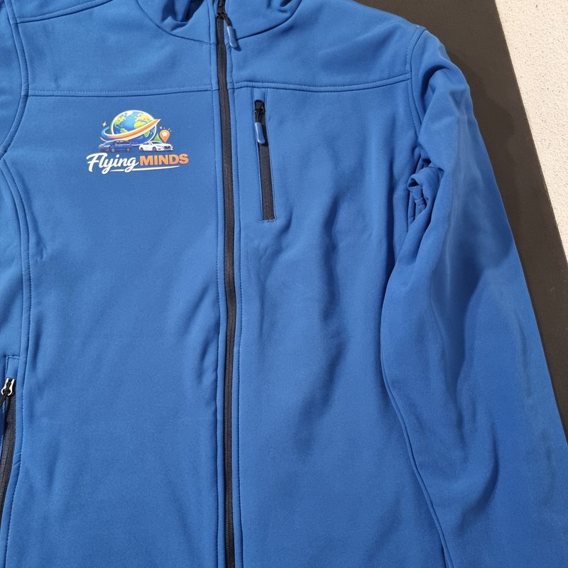 Casaco softshell azul com o logótipo Flying Minds estampado a cores no peito