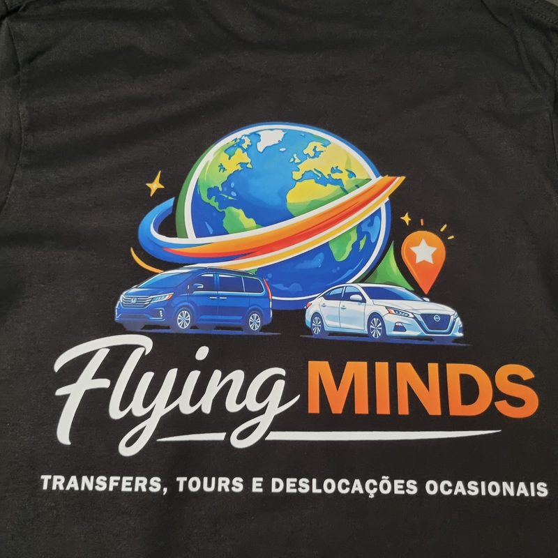 T-shirt preta com o logótipo Flying Minds estampado em DTF a cores, empresa de transfers e tours