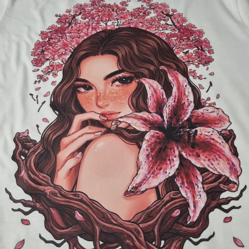 T-shirt clara com a ilustração Muse of Chaos estampada em DTF a cores