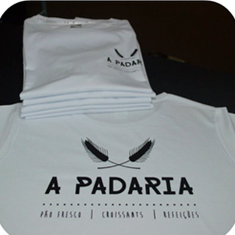 T-shirt branca com o logótipo de A Padaria estampado em DTF, fardamento de trabalho para padaria