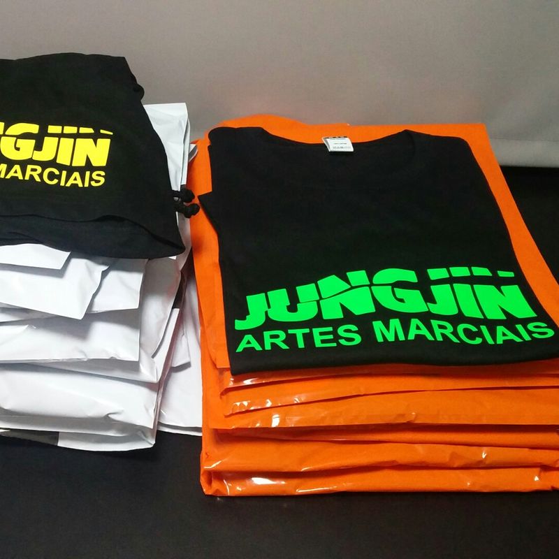 T-shirt preta com o logótipo Jungjin Artes Marciais estampado a verde, embalada e pronta a entregar