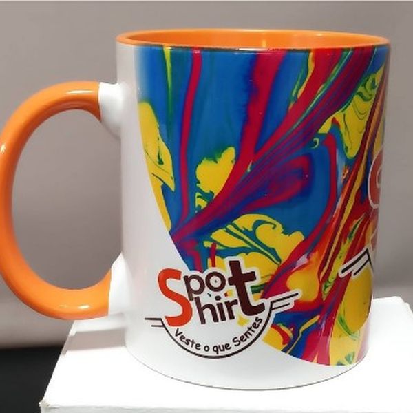 Caneca personalizada por sublimação, com padrão colorido e o logótipo SpotShirt
