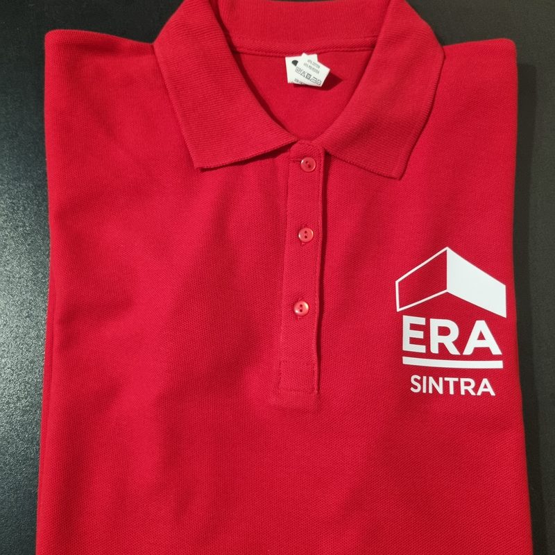 Polo vermelho dobrado com o logótipo ERA Sintra estampado no peito, fardamento para agência imobiliária